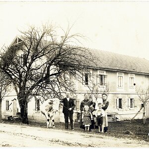 Bauernfamilie mit Kuh