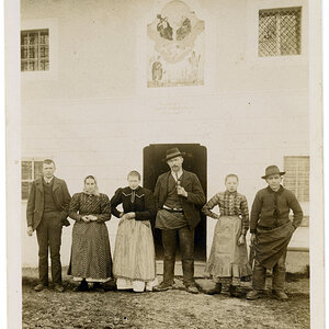 Porträt einer Bauernfamilie vor Bauernhaus