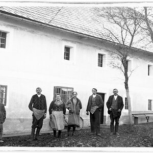 Porträt vor Bauernhaus