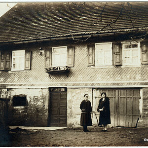 vor einem Bauernhaus in Baden-Württemberg 1927