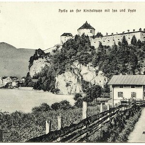 Kufstein, Partie an der Kirchstraße mit Inn und Veste um 1906