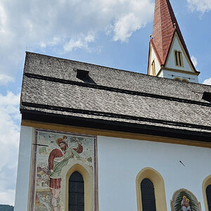 Terfens Pfarrkirche hl. Juliana, Fassade mit Christophorus und Baumwunder-Darstellung