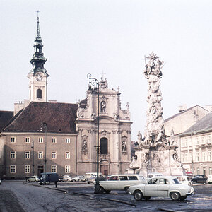 St. Pölten, Rathausplatz mit Franziskanerkirche im Jahr 1960