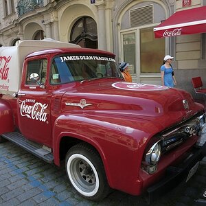 04 Coca-Cola Oldi vor der Coca Cola-Bar