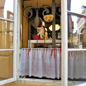 15 Küchenfenster eines Restaurants in der Altstadt