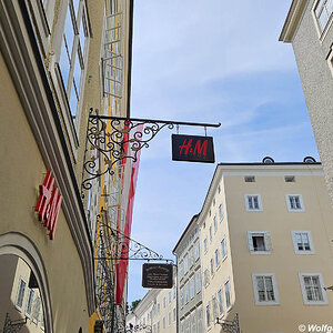 Salzburg Geschäftsausleger H&M, ecco und Roittner-Passage