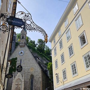 Salzburg Geschäftsausleger Rimowa