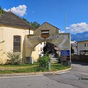 Mals, Torbogen Ortseinfahrt bei der Vierzehn-Nothelfer-Kirche