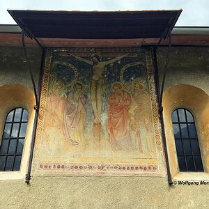 St. Vigilius, Morter, Latsch - Kreuzigungsgruppe Fassade um 1400
