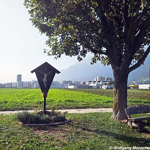 Feld mit Kreuz zwischen Innsbruck und Hall in Tirol