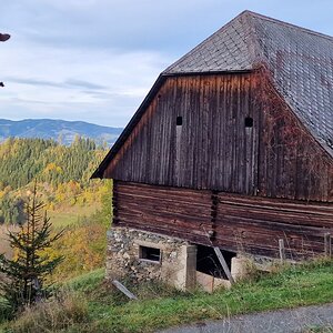 Holzstadel mit Lüftungslöchern in Frauenberg