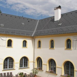 Dvojice slunečních hodin - klášter sv. Františka Serafinského, vnitřní nádvoří - Hostinné, Česká republika