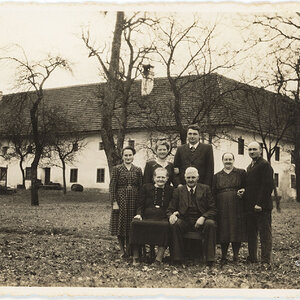 Porträt einer Bauernfamilie vor Vierkanthof