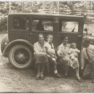 Familienausflug mit dem Auto ins Grüne um1930