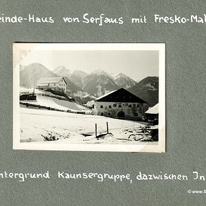 Gemeindehaus von Serfaus mit Fresko-Malerei (Schi-Urlaub 1936 in Serfaus, Tirol)