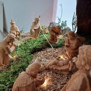 Krippe von einem Tiroler Schnitzer der Gegenwart. Ausgestellt bis Weihnachten 2023 neben Ikonen im Kreuzgang des Franziskanerklosters in Salzburg.
