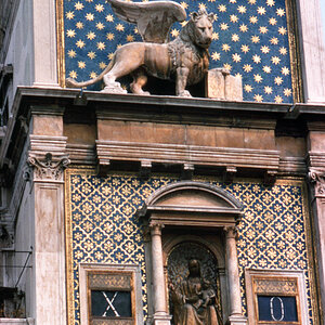 Venedig Uhrturm Markuslöwe und Ziffernuhr