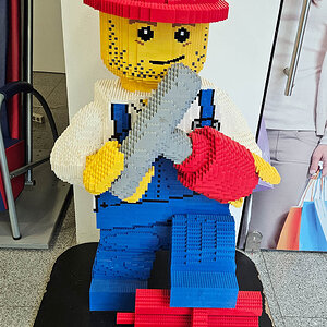 Lego-Figur vor Geschäft