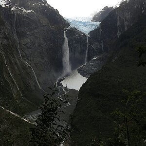Der Wasserfall am Colgante Gletscher