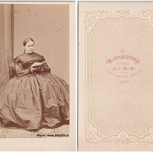Dame im Fotoatelier E. Pfeiffer in Linz, 1860er Jahre