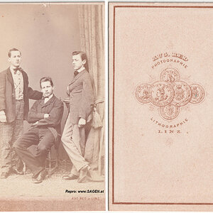 Drei junge Herren im Atelier August Red in Linz um 1863