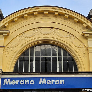 Bahnhof Meran: Wappen und Verzierungen