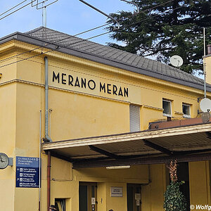 Bahnhof Meran: Schriftzug