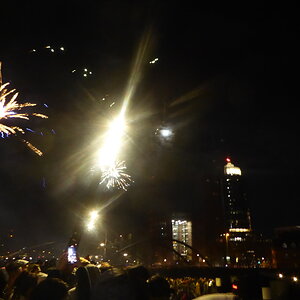 Im Feuer- und Lichtzauber zu Silvester 2023 im Hamburger Hafen.