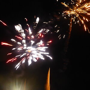 Im Licht- und Feuerzauber. Silvester 2023 im Hamburger Hafen.