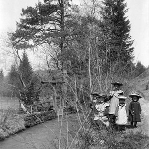 Kindergruppe am Bach um 1900