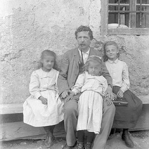 Porträt Vater mit drei Töchtern um 1900