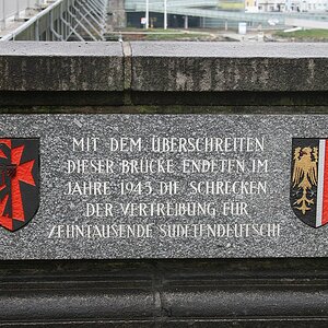 Nibelungenbrücke Linz Inschrift