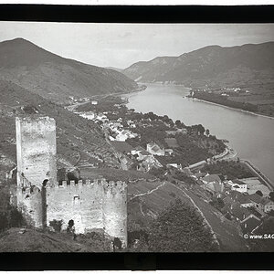 Spitz an der Donau mit Ruine Hinterhaus