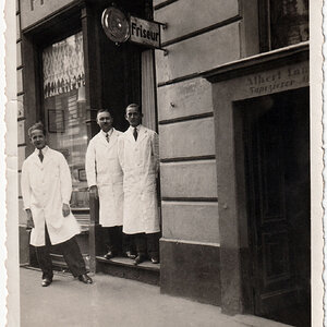Frieseure vor dem Geschäft Anfang 1950er Jahre