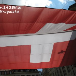 Unter der Schweizer Nationalfahne