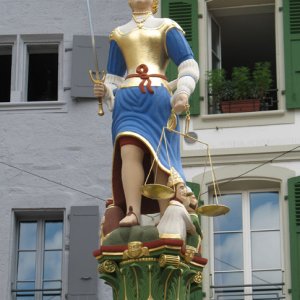 Gerechtigkeit vom Gerechtigkeitsbrunnen in Lausanne (Schweiz)