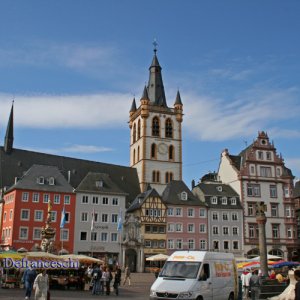 Hauptmarkt mit Blick auf St. Gangolf in Trier