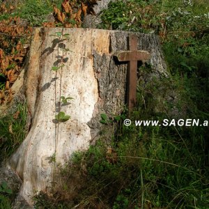 Baumstumpf mit Kreuz