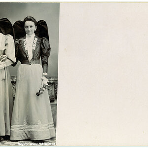 Mädchen in oberösterreichischer Tracht um 1910