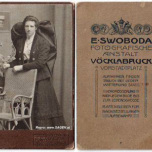 CdV Porträt Dame in Tracht, Atelier E. Swoboda, Vöcklabruck