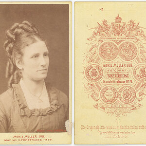 CdV Damenporträt Atelier Moriz Müller Jun Wien um 1875