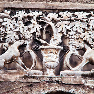 Maria Saal, Lapidarium: Grabrelief mit Kantharos Lebensbaummotiv