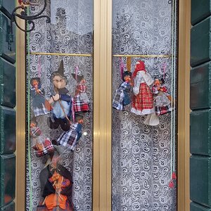 Fensterschmuck für die Hexe Befana