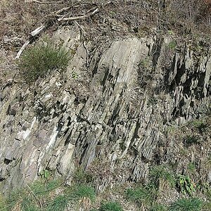 Vertikal gelagerte Schieferformation
