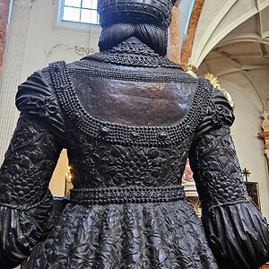 Innsbruck Hofkirche, Schwarze Mander, Detail