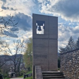 Glockenturm an der Gedenkstätte im Friedhof Kapfenberg