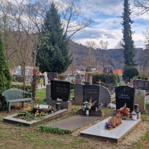 Monobloc-Bank am Friedhof Kapfenberg