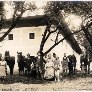 Bauernfamilie vor Vierkanthof