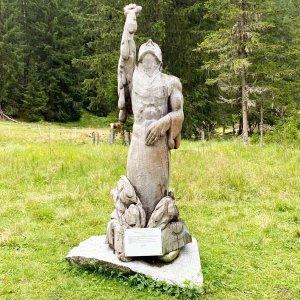 Schnabelmenschen Osttirol, Holzskulptur