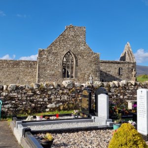 Monobloc an einem Friedhof in Newport, Mayo